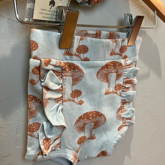 NWT Kate Quinn 3-6mo ruffled baby blue mushroom bottoms with matching headband - Picture 3 of 7